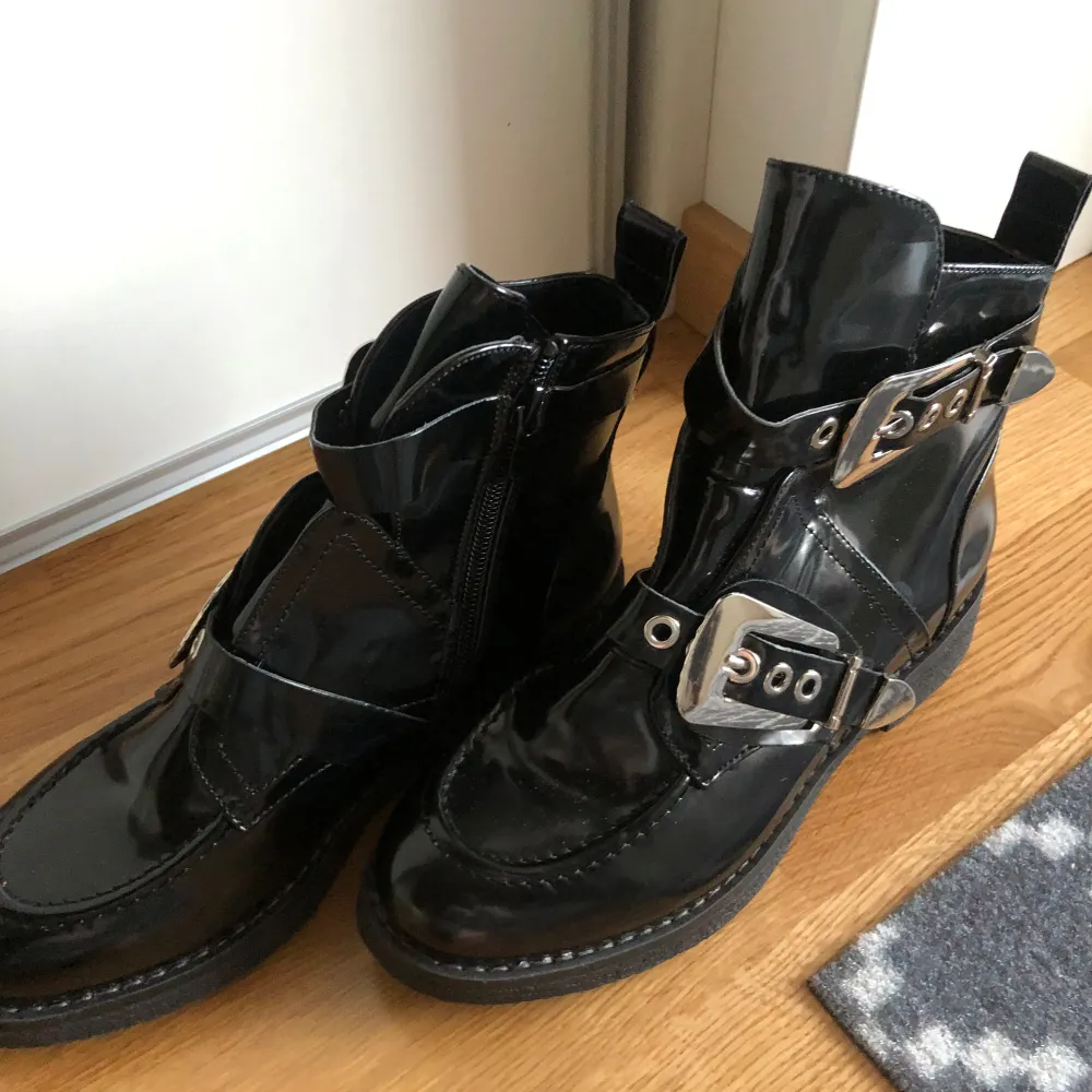 Supersnygga helt nya boots i storlek 37 . Skor.