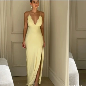 Gul balklänning - Superfin balklänning från Meshki, köpt för ca 2000💕 Endast använd en gång. Passar även M🫶🏼 