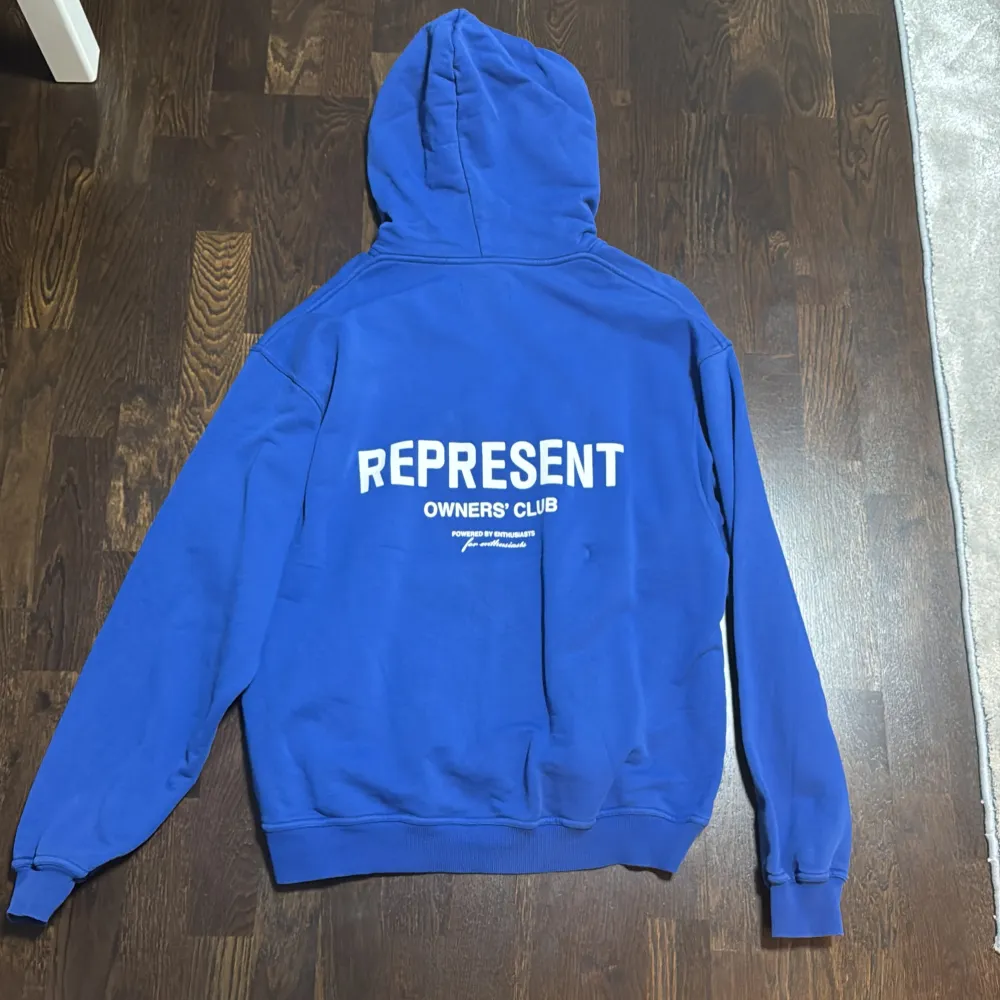 Represent hoodie som är använd ett fåtal gånger. Köpt för 2200. Hoodies.