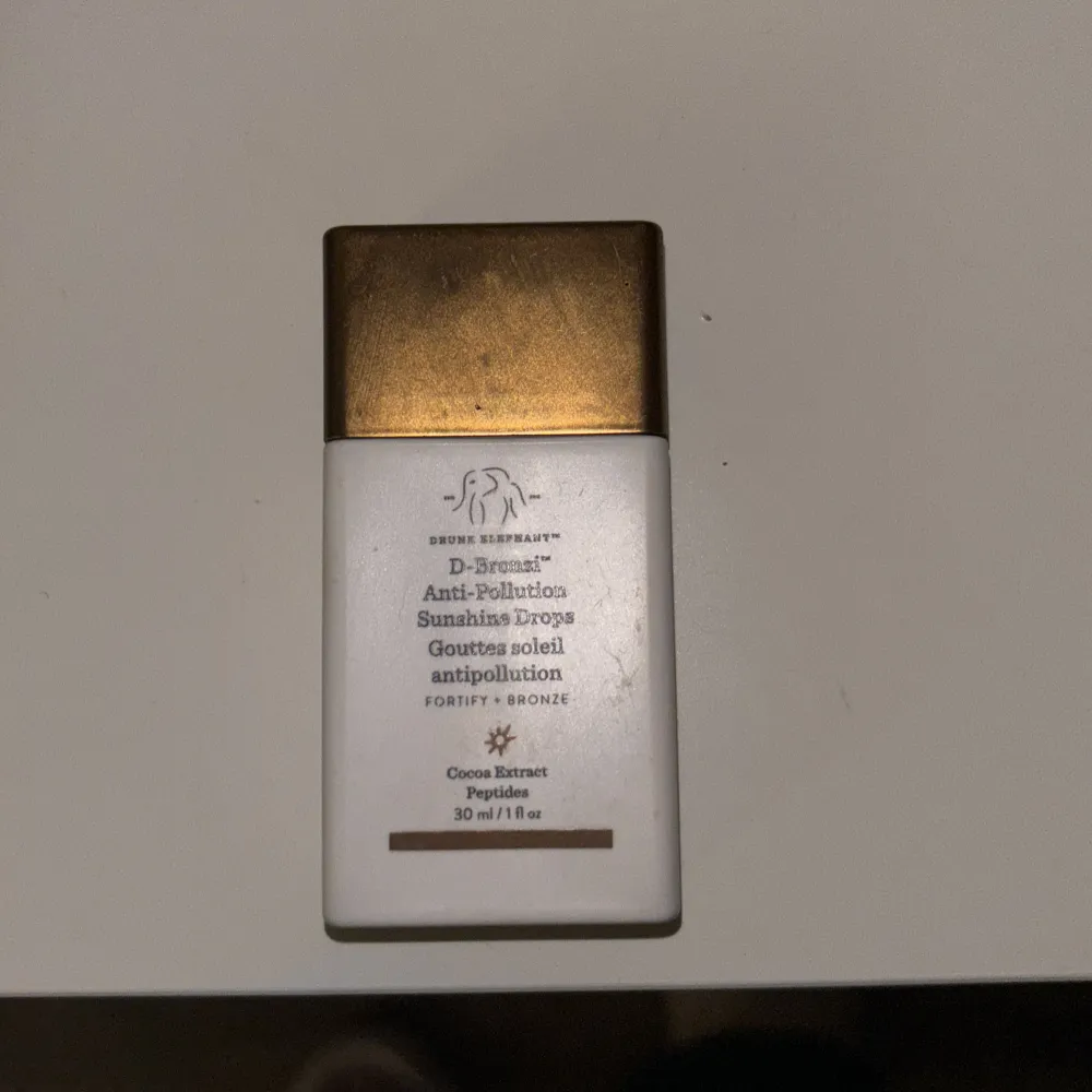 Säljer nu min drunk elephant bronzing drops. den är varsamt använd 4-5 gånger. säljer pgafunkade inte på min hud tyvärr.  . Skönhet.