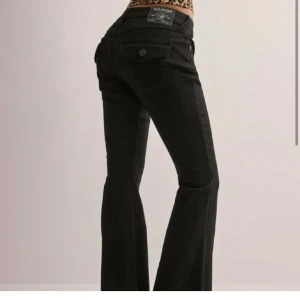 True religion joey - Uppsydda i butik för mig som är 162, fortfarande lite långa så passar nog någon längre. Perfekt skick då jag ej använt dom