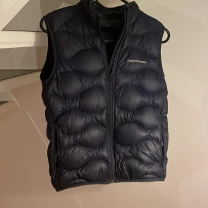 Peak performance väst 160 - Tja säljer min peak performance väst eftersom jag har växt ur den. Västen är  i bra skick förutom en liten defekt på vänster sida. Skriv om ni har några funderingar/MVH Adam