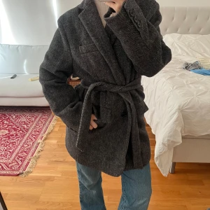 Meotine kappa - Säljer min kappa från meotine. Superbra skick! Köpt för 1400kr. Storlek S/M