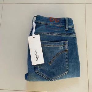 Dondup George Jeans  - Säljer nu dessa super snygga dondup George Jeans som är i superbra skick som passar till allt året runt, snygga slitningar som är design, skriv för fler bilder/frågor🙌🏼