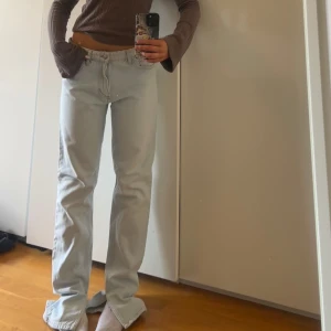 Zara jeans - Zara jeans med slits, storlek 40🩵🫧