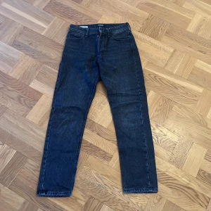 Jeans - Jack and Jones - Jeansen är väldigt bra skick, storlek 28 32,  modell på byxorna är Loose/Chris, Färg: Svart
