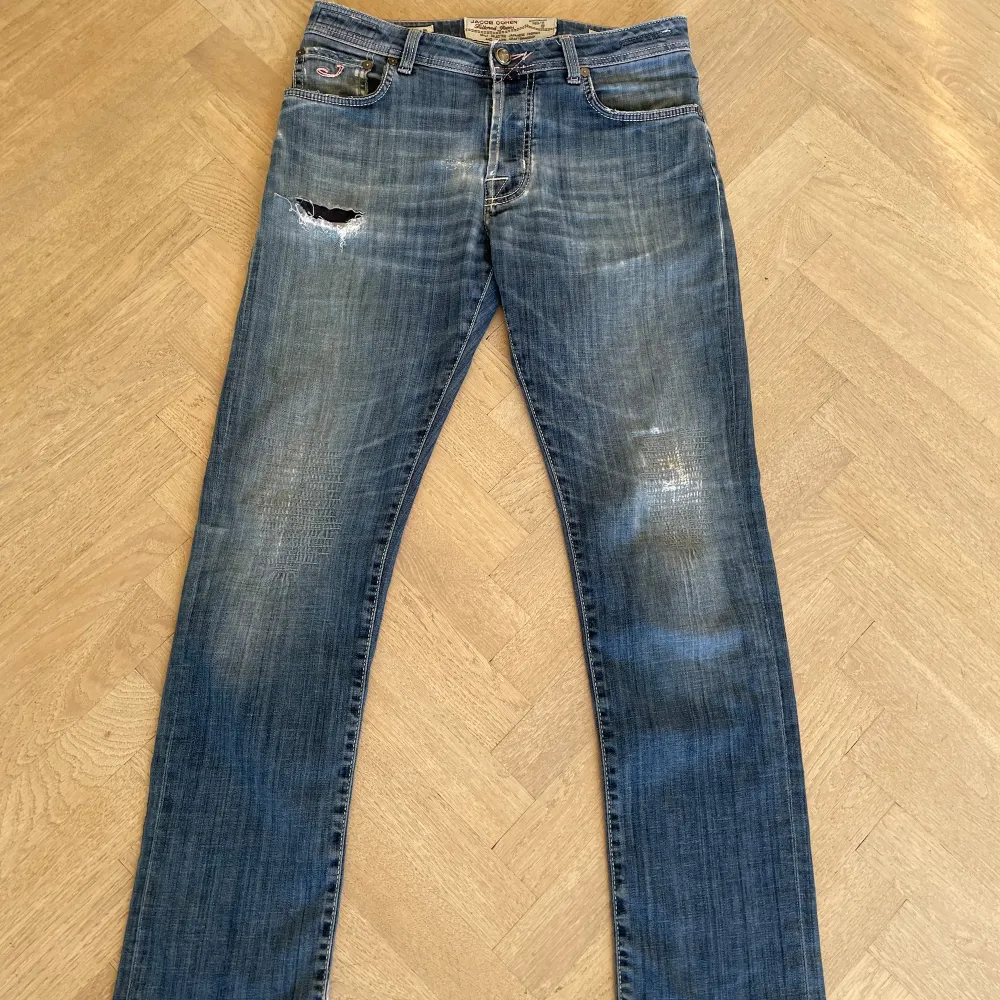 Otroligt snygga Jacob Cohen Jeans med mycket unik design. ❤️‍🔥❤️‍🔥❤️‍🔥 Size 33 passar 30 i midjemått. 41 cm midjemått, 105 cm ytterbenslängd. Kontakta vid minsta fundering. Jeans & Byxor.