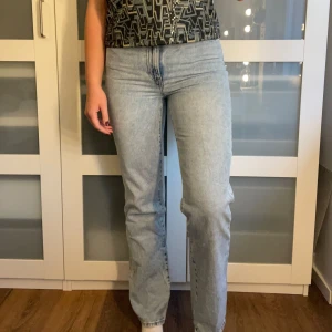 Raka jeans - Raka jeans från Lindex med hög midja!  I mycket fint skick!!  Jag är 175 cm lång.