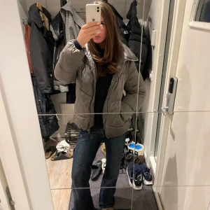 Massimo dutti jacka - Super fin jacka från Massimo dutti som tyvärr inte kommer till användning då jag köpt en ny💗jättefint skick, säljer för 400 kr + frakt