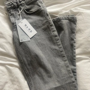 Grå jeans - Säljer de populära jeansen från NA-KD. Helt nya! 