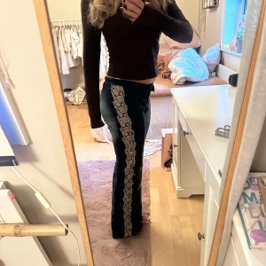 Bootcut jeans - As snygga jeans med ormmönster längst benet så snygg detalj🥰midjemått 36 och innerbenslängd är 80 cm😊