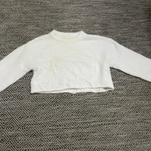 Vit lite tjockare tröja  - Väldigt mysig, har inte använt så mycket 