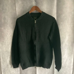Massimo Dutti Cardigan  - Säljer en snygg och tidlös svart tröja från Massimo Dutti | Perfekt tjocklek för både höst och vinter | Tröjan är i riktigt gött kashmirmaterial | Hör av er vid frågor!⭐️