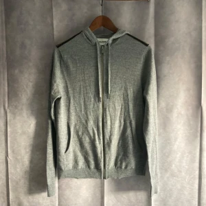 Zadig & Voltaire Huvtröja  - Säljer en snygg och casual grå huvtröja från Zadig & Voltaire | Perfekt att ha till skolan under både hösten och vintern | Tröjan är i 100% fin merinoull | Hör av er vid frågor!⭐️