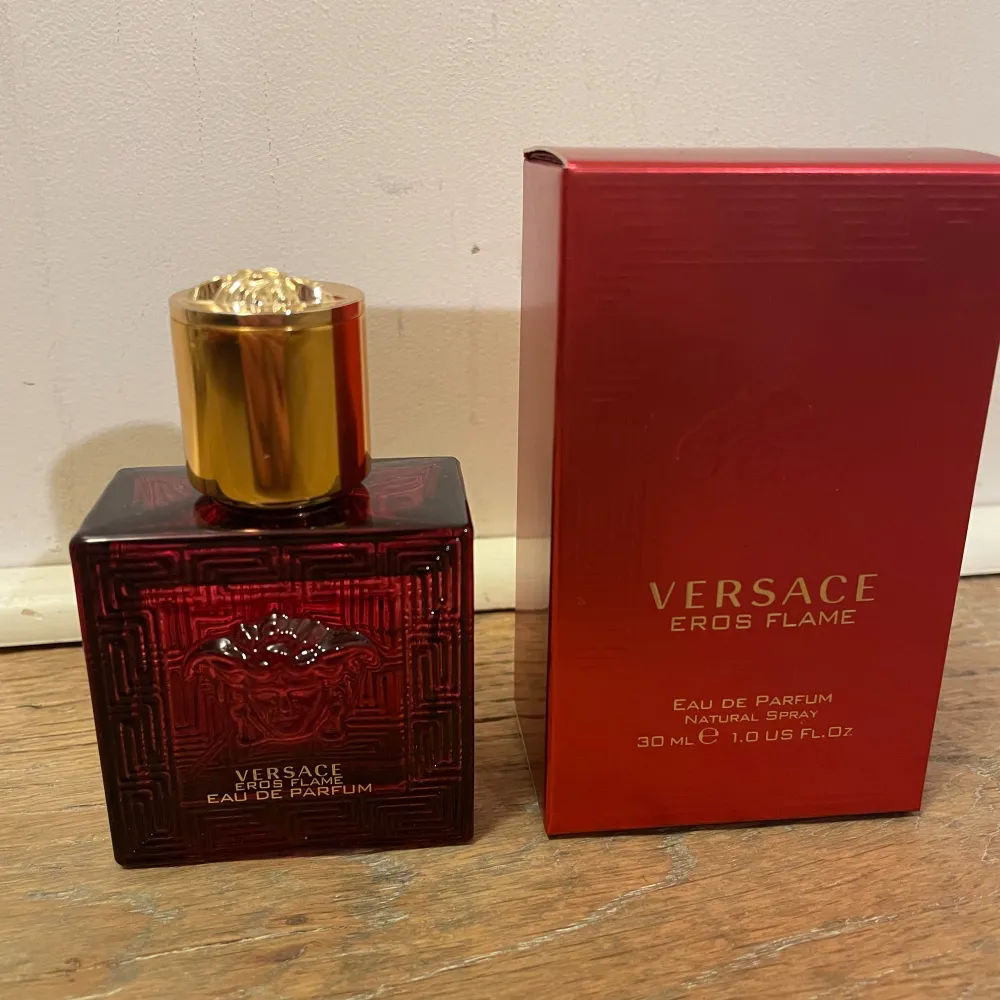 Säljer min Versace Eros flame i 30 ml. Som ni ser på bilden är den nästan helt full och knappt använd. En perfekt doft nu till höst och vinter🍊🍋🔥. Parfym.