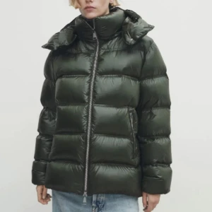 Grön Massimo Dutti Vinterjacka - Säljer min massimo dutti jacka, som bara är använd en vinter 💕skulle säga passar xs-s beroende på passform 💕skriv för fler bilder