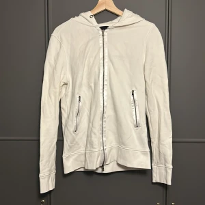Vit limitato zip hoodie - Tjena! Säljer nu min vita zip up hoodie från limitato i storlek s. Tröjan har ett väldigt skönt material och ett snyggt tryck på baksidan. Den är lite liten i storlek. Box medföljer men inget kvitto. Hör av dig om du har några frågor eller funderinga