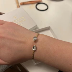 Caroline Svedbom armband  - Intressekoll på mitt Caroline Svedbom armband 💓super fint men har tröttnat på det tyvärr 🥰 köpt i december 2023  I mycket bra skick endast lite färg som skavts bort på insidan (se sista bilden), inget som syns när man bär det💓 Guld med silvrig sten 