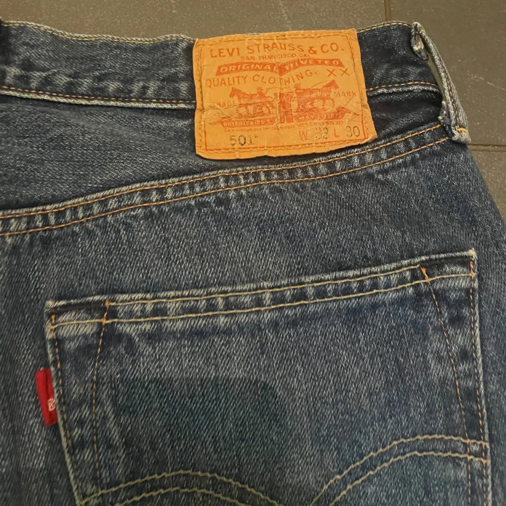 Säljer dessa Levi’s 501 i mycket bra skick för billigt pris. Storlek 33/30.. Jeans & Byxor.