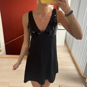 Kort satinklänning med paljetter  - Såå snygg! Nyskick 