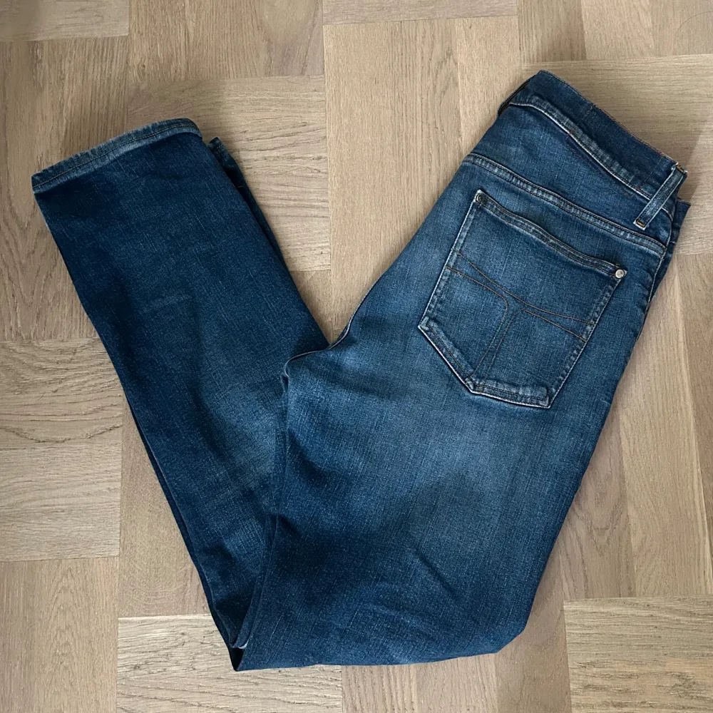 Säljer nu dessa feta Tiger of sweden jeans i storlek 32/32 i modellen Iggy. De är i fint skick inga defekter eller liknande. Jag är ca 181cm. Tveka inte att höra av dig om du har funderingar!🌟. Jeans & Byxor.