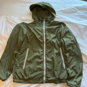 Woolrich windbreaker - Tja, säljer denna feta och eftertraktade woolrich jackan i den mer sällsynta gröna färgern. Ja kan är bara använd cirka 3 gånger och nypris ligger på närmare 4000 kr. Skriv om ni har minsta lilla fråga eller fundering. Mvh Charlie