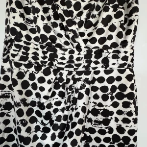 Leopardprickig fodralklänning - Knälång med omlotteffekt Polyester 