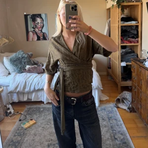 Knytblus  - As snygg knutblus i storlek S khaki färgad. Man kan knyta lite hur man vill🤪