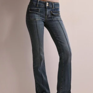 Blå jeans ifrån Nelly  - Ett par jättesnygga blåa jeans ifrån Nelly. Endast använda 1 gång och inga defekter. Storlek 32. 