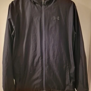 Under armour windbreaker - Under armour windbreaker nästan helt ny använd 4/5 gånger. 10/10. Priset kqn diskuteras