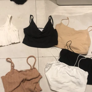 Blandade toppar! - Storlekar: XXS, 140/146, XS Priser: 10kr per topp, 40kr för alla. 