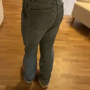 straight och lite baggy jeans från zara som är väldigt snygga och sköna, dock gillar jag inte modellen så säljer de💞 innerbenslängd: 80 cm midjemått tvärs över: 39 cm