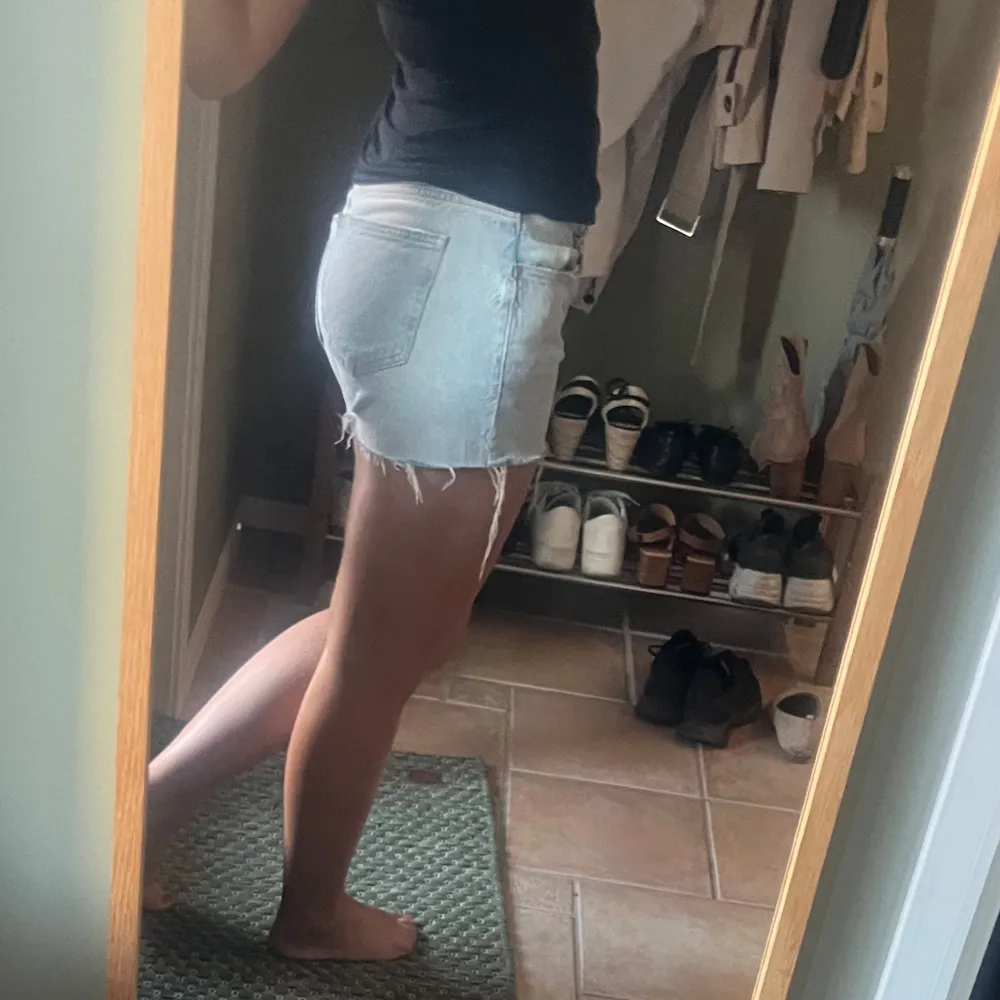 Var egentligen jeans men klippte av dem till short. Midwaist strl 38 men passar oxå 36. Shorts.