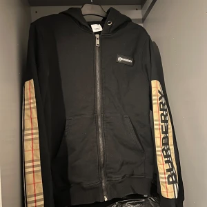 Burberry kofta - Är i ganska bra skick förutom att jag tappat bort snören. Fräsch men sälj eftersom den satt lite stort på mig. Storlek S hade även kunnat passa M 