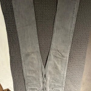 Acne Vintage Jeans - Vintage Jeans från Acne. Sitter lite tightare, men ändå rakt. Aldrig använda!
