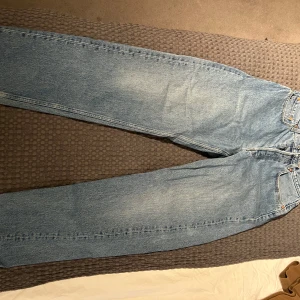 Levis jeans - Oklart vilken modell det är. Midjan är 29/30, längden 32. Skulle säga att de sitter som ett par 501or, fast lite bredare. Säljer pga jag har ett par likadan. Finns det frågor är det bara att säga till!
