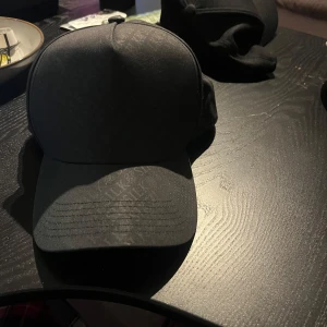 Siksilk keps - Svart oanvänd siksilk keps.