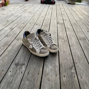 Phillipe Model skor - Phillipe Model skor där sulan lossnat lite på ena skon, annars i ok skick Skriv om det finns frågor!