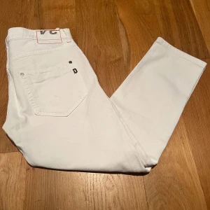 Dondup vita - Säljer dessa eftertraktade och riktigt feta Dondup jeans🔥 i storlek w34 de är 91 cm långa. Skicket är 10/10. Hör av er vid minsta funderingar😁