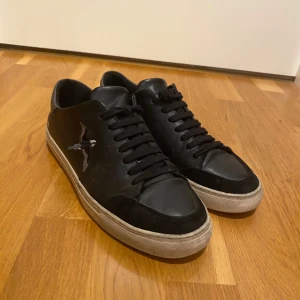 Axel Arigato Clean 90 B Bird - Säljer nu mina axel Arigato clean 90 b bird eftersom de inte kommer till användning längre. De är använda i ett helt år och skicket är relativt okej, därmed det lägre priset. Nypris ligger på 2500kr. 