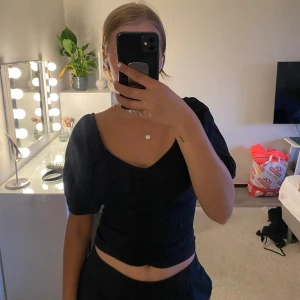 Tröja/ blus - Blus ish i vanligt t-shirt material. Köparen står för frakten, hör av er vid frågor!