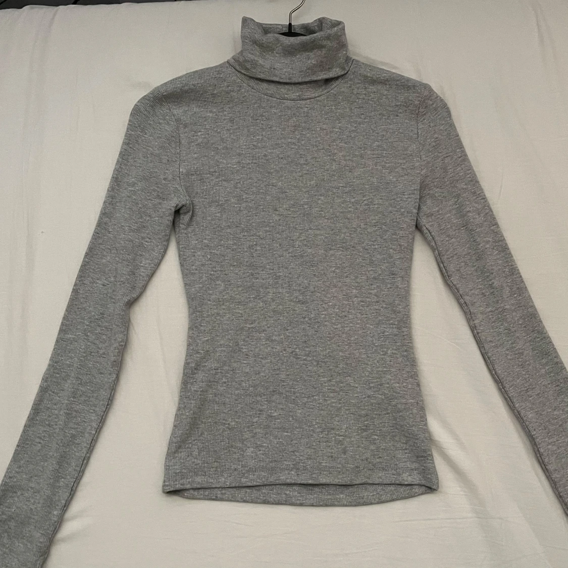 Ribbad tröja med polokrage 