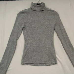 Ribbad tröja med polokrage  - Fin ribbad tröja med polokrage från Bik Bok, aldrig använts. 