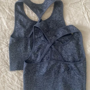 Sport-topp - 2st fina sport-toppar. Något längre i modellen ner mot magen med en bred resår. Står inte vilken storlek det är, men skulle säga XS/S 2st för 50kr eller 30kr styck