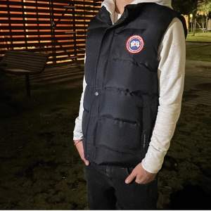 En riktig fet canada goose väst, skick 9/10. Givetvis autentisk, det är en gammal modell och säljer den för 2799. Det är storlek M men passar också S, endast västen medföljer. Priset kan diskuteras.