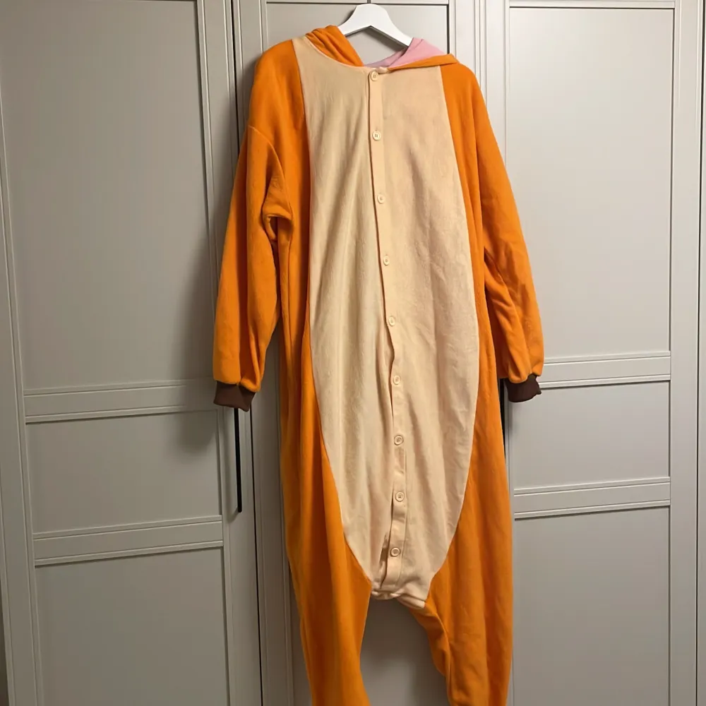 Från Disney en Bambi onesie. Använd men bra skick. Längd får axlar och ner ca 147 cm. . Hoodies.