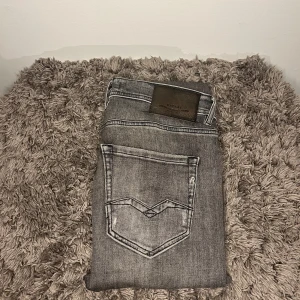 Replay Jeans  - Ett par riktigt feta replay, med schysst tvätt och skön stretch, eftertraktade och perfekt för kommande säsonger💫💯. Lite för små på mig som är 180, men dom sitter slimfit, fortfarande i strålande skick och har mycket o ge! Hör gärna av er vid frågor!