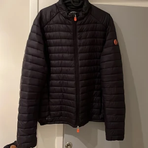 Save the duck höstjacka  - En save the duck Alex lightweight jacka i jättefint skick. Storlek m. Köpt på careofcarl