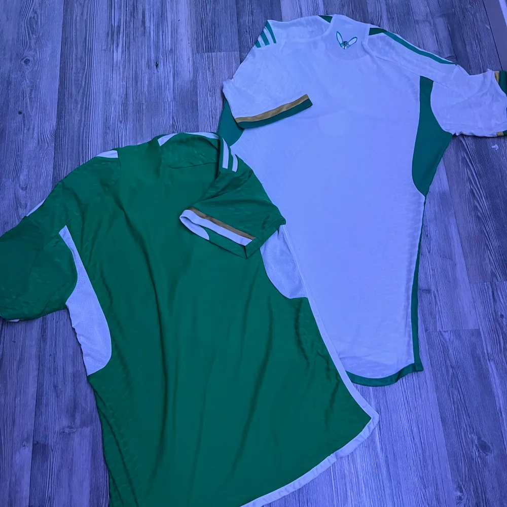 2 feta Algeriet jerseys som kommer med grön och vit färg, perfekt för träning. Köpte men kom aldrig till användning.   Orginal pris 700-1000kr. T-shirts.