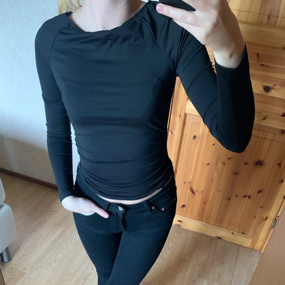 Svart tröja med öppen rygg